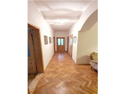 Apartament cu 4 camere, mansarda, garaj si parcare in A. Muresanu