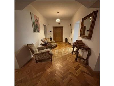 Apartament cu 4 camere, mansarda, garaj si parcare in A. Muresanu