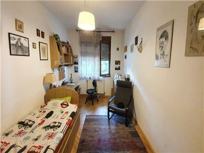 Apartament cu 4 camere, mansarda, garaj si parcare in A. Muresanu