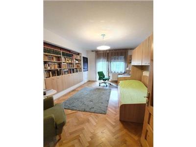 Apartament cu 4 camere, mansarda, garaj si parcare in A. Muresanu