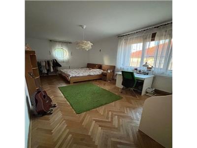 Apartament cu 4 camere, mansarda, garaj si parcare in A. Muresanu