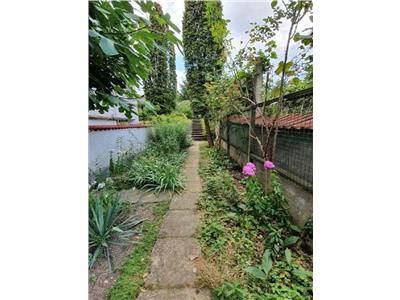Apartament cu 4 camere, mansarda, garaj si parcare in A. Muresanu
