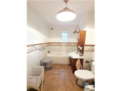 Apartament cu 4 camere, mansarda, garaj si parcare in A. Muresanu