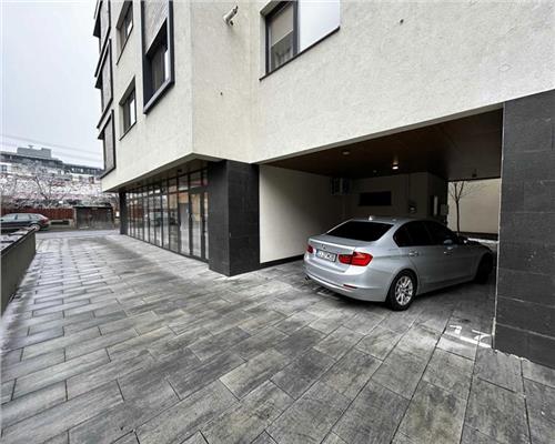 Spatiu comercial 124 mp, vitrina la strada s parcare